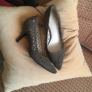 Calvin Klein Nabila low heeled pump